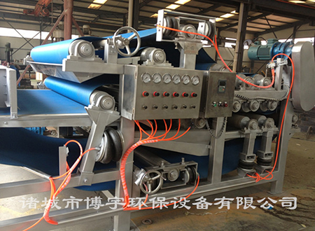 博宇環(huán)保-帶式果汁壓榨機(jī).jpg 博宇環(huán)保-帶式果汁壓榨機(jī).jpg