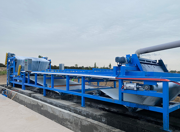 博宇環(huán)保-帶式污泥壓濾機.jpg 博宇環(huán)保-帶式污泥壓濾機.jpg