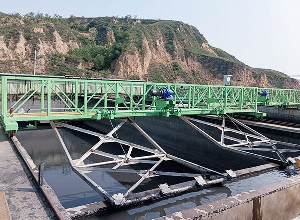 博宇環(huán)保-桁車式提耙刮泥機(jī).jpg 博宇環(huán)保-桁車式提耙刮泥機(jī).jpg