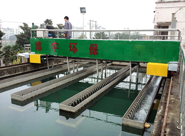 博宇環保-行車式虹吸泥機.jpg 博宇環保-行車式虹吸泥機.jpg