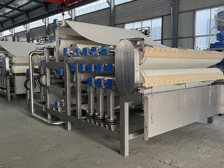 博宇環(huán)保-帶式果汁壓榨機(jī).jpg 博宇環(huán)保-帶式果汁壓榨機(jī).jpg